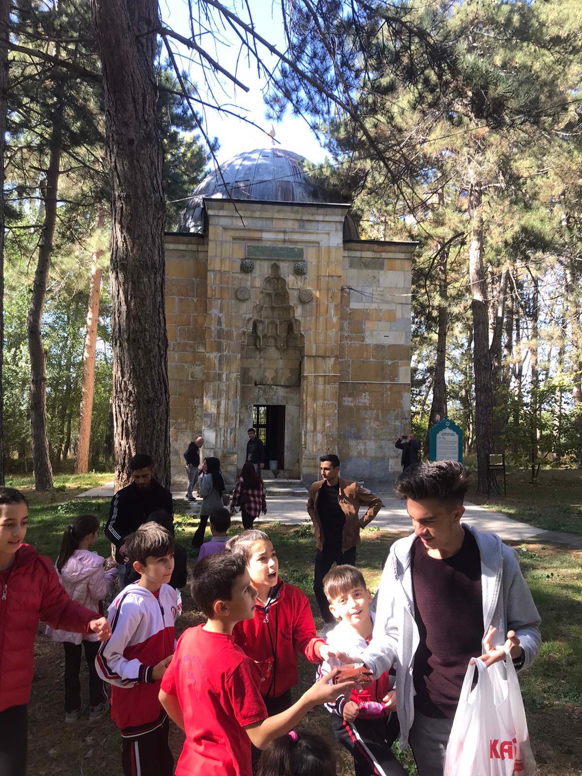 Hacı İbrahim Veli Sultan Türbesi Gençler Tarafından Temizlendi
